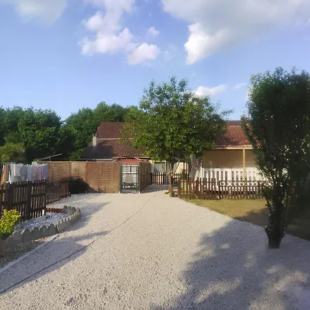 Danyano Hébergement de vacances Saint-Pierre-de-Chignac